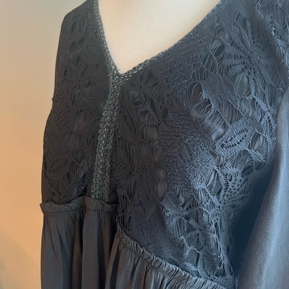 Doe & Rae Black blouse - Picture 2 of 3